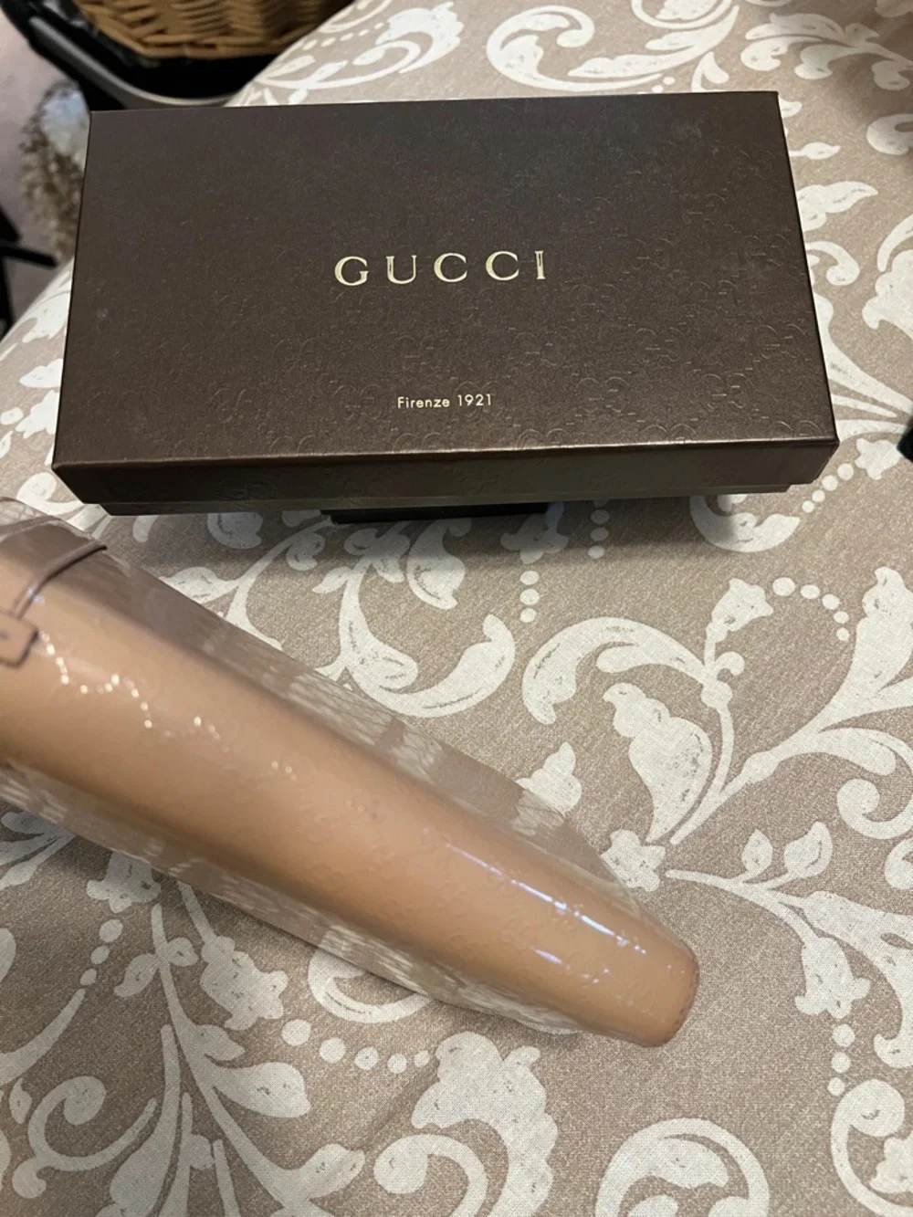 Authentic Vintage Gucci Beige Patent Leather Zip Wallet with Signature Buckle